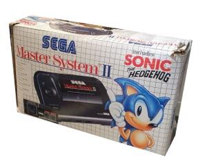 Sega Master System II m. Sonic indbygget m. kasse (slidt) og manual
